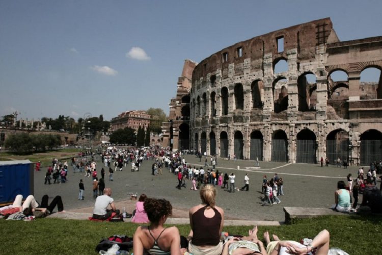 новость 01-10-2020 Римский Колизей снова пострадал от действий туриста-вандала