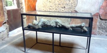 Туристы возвращают в Помпеи проклятые артефакты