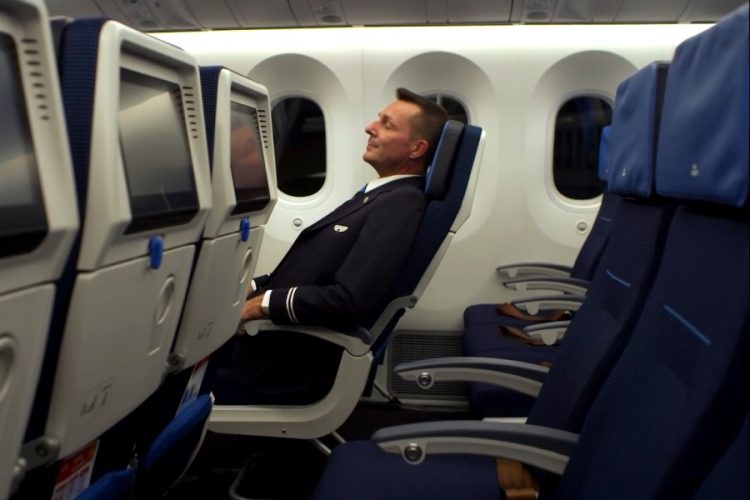 Авиакомпания KLM нашла способ заставить пассажиров прикрывать нос маской