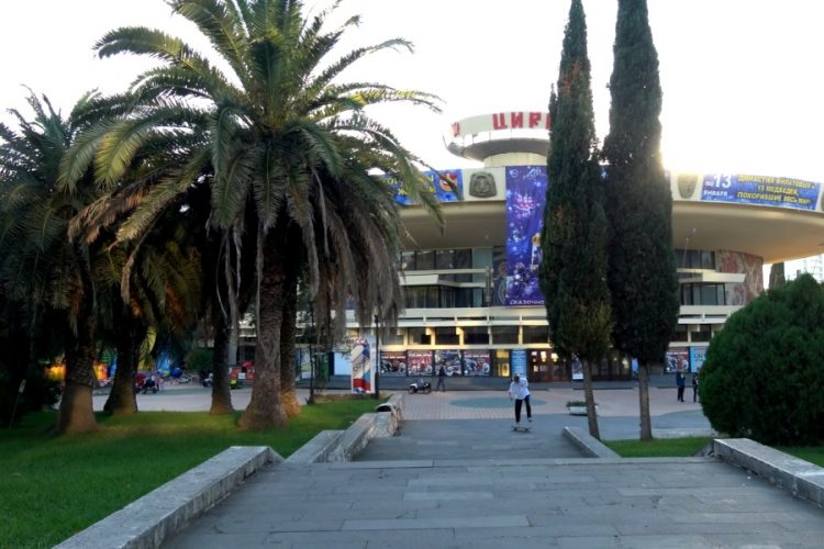 Требование носить маски прошло мимо туристов в Сочи