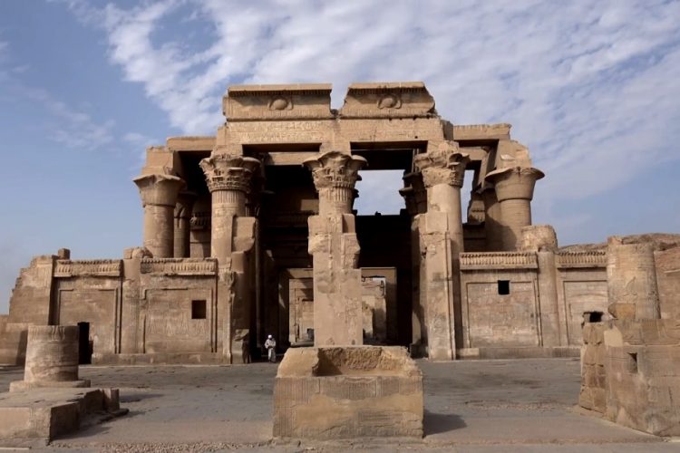 Премьера Египта попросили выделить землю под кладбище для туристов