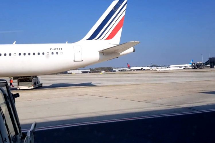 Франция собирается ввести драконовский эконалог на перелеты