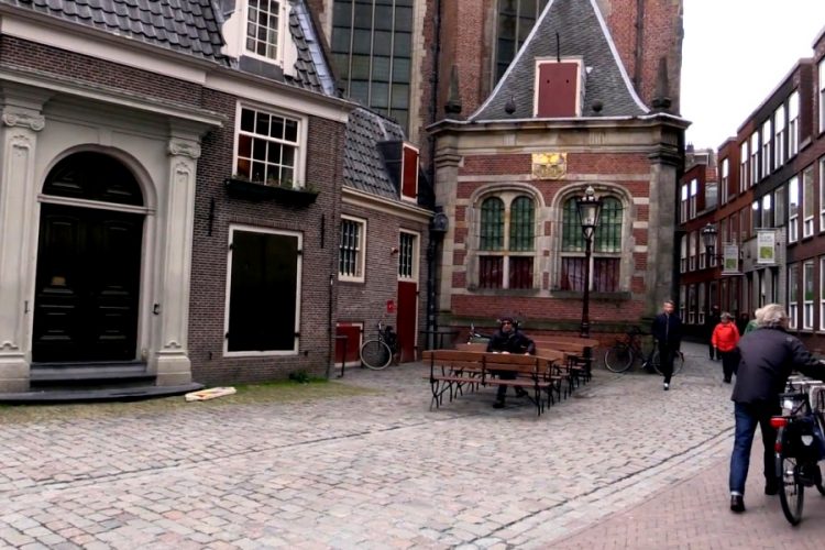 Ведущие музеи Нидерландов заявили о своем желании вернуть примерно 100.000 экспонатов бывшим колониям. Эти экспонаты были завезены много лет назад.