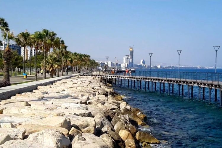 С сегодняшнего дня Кипр живет с учетом новых ограничений