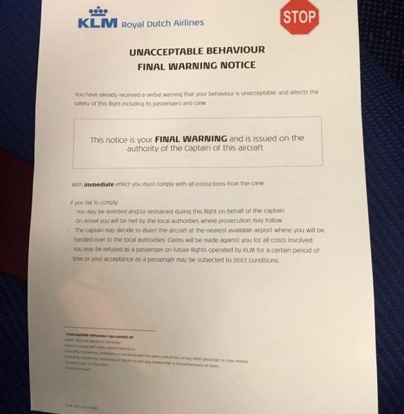 Авиакомпания KLM нашла способ заставить пассажиров прикрывать нос маской