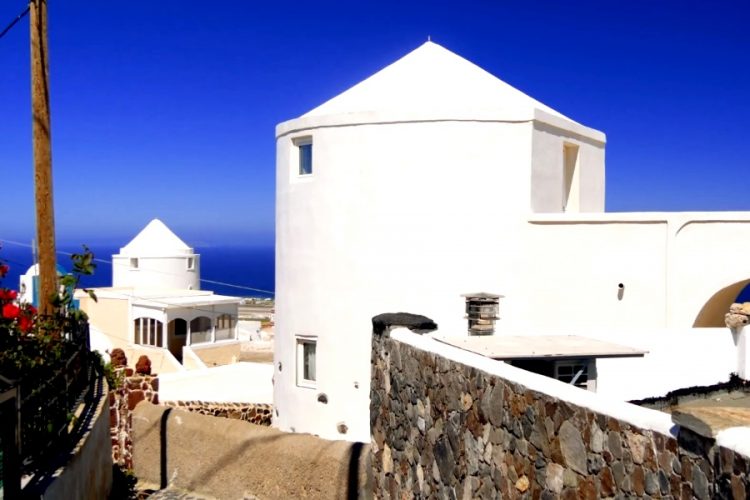 Греция откладывает массовый прием российских туристов