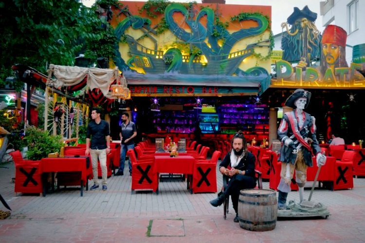 В Турции обсуждают будущий карантин - возможен и комендантский час