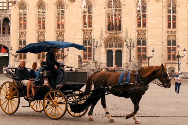 Брюссель закрывает бары и пабы на месяц