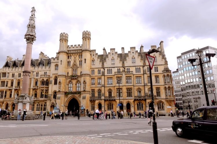 В Англии вводят трехуровневый карантин