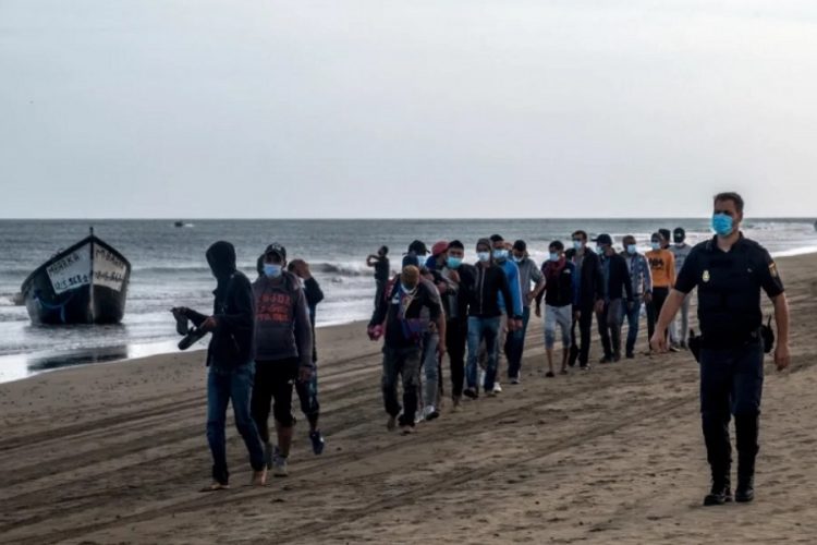 новость 13-11-2020 На Канарские острова хлынули толпы мигрантов из Африки