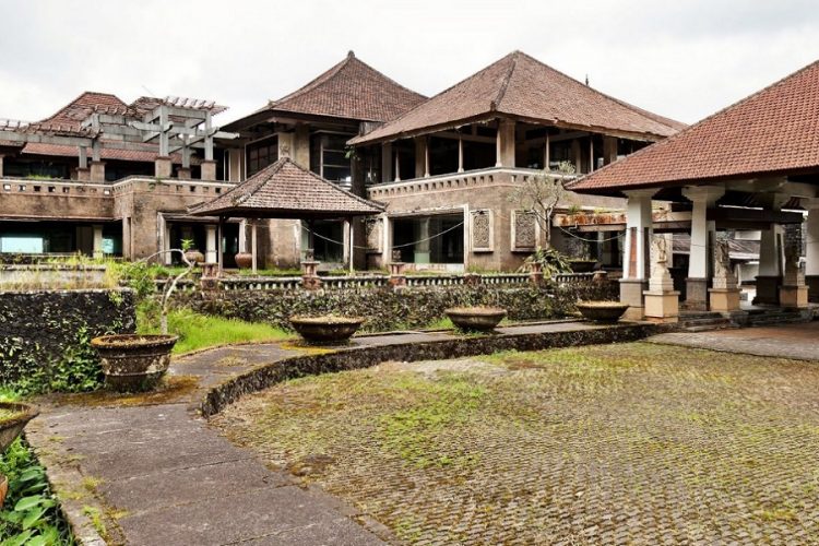 новость 14-11-2020 Туристы из Австралии рассказали о заброшенных отелях на Бали