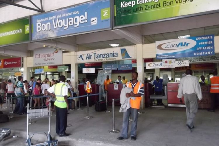 новость 01-11-2020 Туристы рассказывают о больших очередях в аэропорту Занзибара