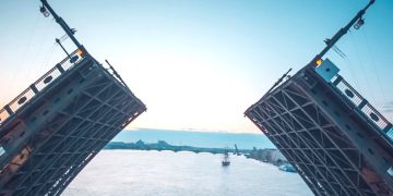 Санкт-Петербург ужесточил карантин вслед за Москвой
