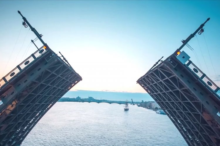 Санкт-Петербург ужесточил карантин вслед за Москвой