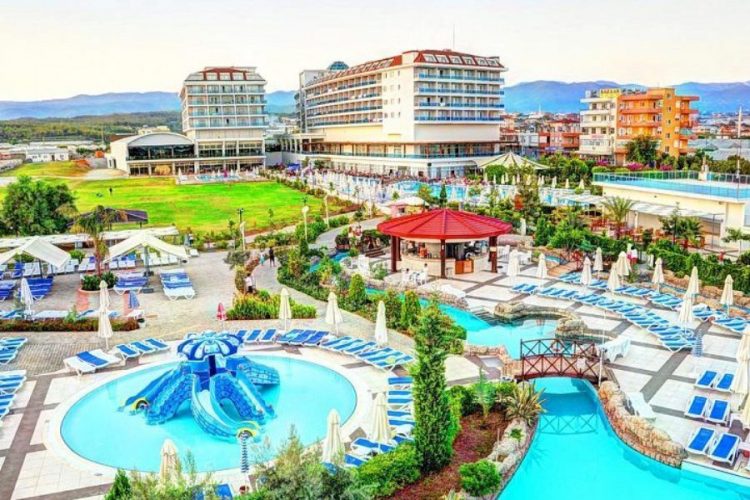 Стало известно, какие заведения Турции продолжат работать после ужесточения карантина