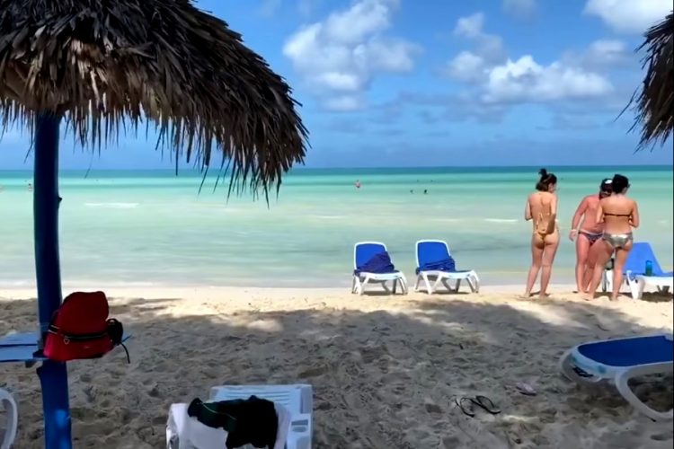 Туристы записали видео на Кубе из-за опасений за собственную жизнь