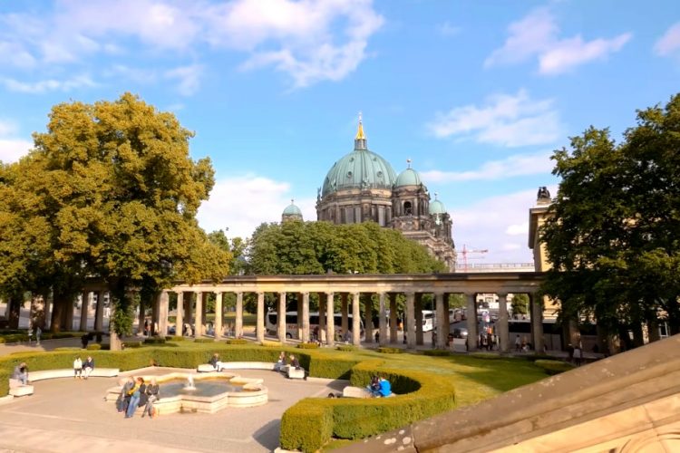 Германия открыла границы для влюбленных