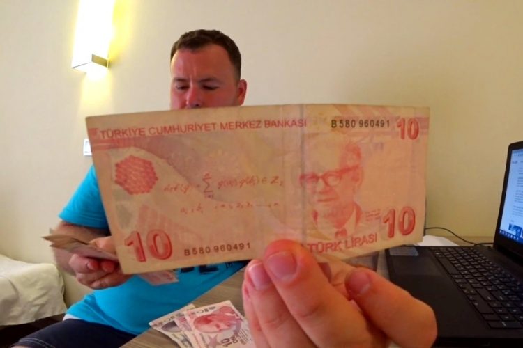 Ситуацию с турецкой лирой активно обсуждают в соцсетях. Озвучены прогнозы на ближайшее будущее
