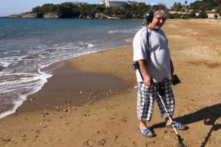 На пляжи Анталии вышли искатели золота туристов