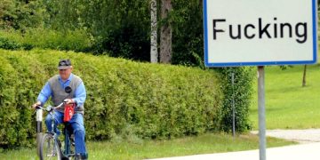 Устали от воровства указателей: деревня с названием Fucking меняет название
