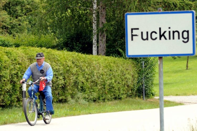 Устали от воровства указателей: деревня с названием Fucking меняет название
