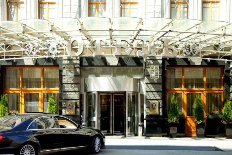 Из некоторых российских отелей исчезнут швейцары