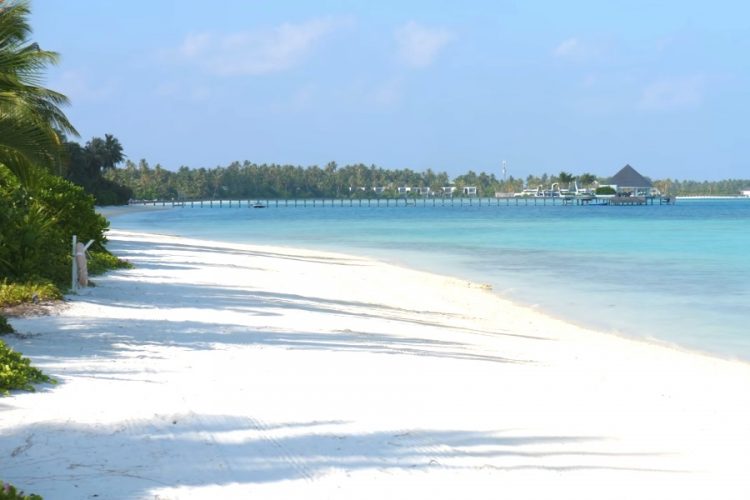 Интурист сообщил о старте продаж туров на Мальдивы на рейсах AZUR AIR