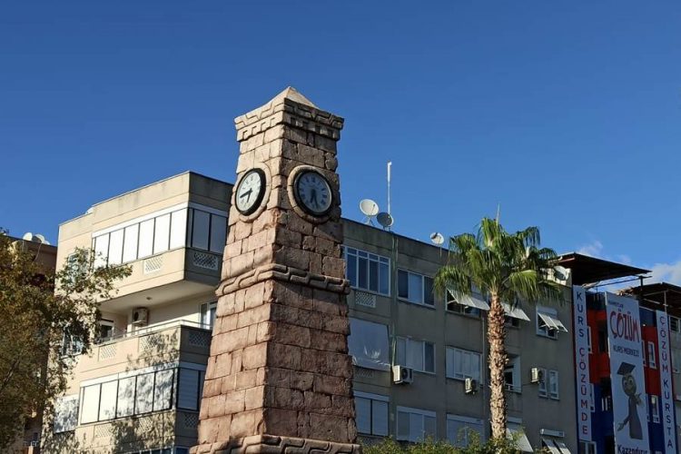 Мария Захарова снова призывает россиян отказаться от заграничных поездок