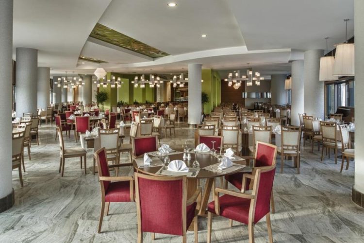 Куда сбежать от карантина: отели Турции предлагают новогодние банкеты