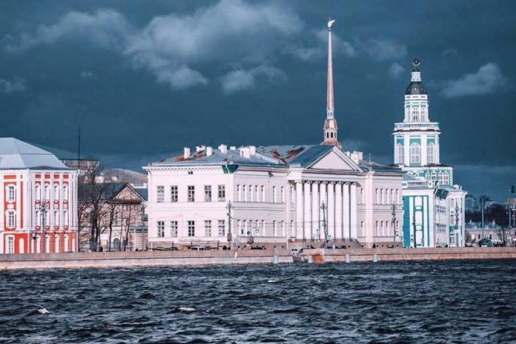 Юрист объяснил чего ждать туристам, которые не вернут лишние деньги МИДу