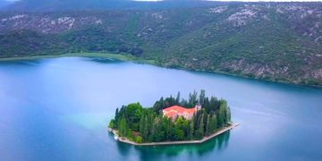 Хорватия ранее принимала отдельные категории граждан, а также туристов, на руках у которых есть ваучеры, подтверждающие наличие бронирований в местной гостинице и сертификат об отсутствии covid-19. Но с 3 декабря ситуация меняется и страна больше не будет принимать классических путешественников. Такая информация появилась вчера, 30 ноября, в рамках нового постановления правительства. Ниже предоставлена информация, кому всё ещё разрешено приезжать в Хорватию и на каких условиях. Эта мера будет действовать всего до 15 декабря текущего года. Далее ситуация, вероятнее всего, изменится в лучшую сторону. Страна по-прежнему разрешает приезжать гражданам, которые следуют с целью работы, учебы или по семейным обстоятельствам. Открытым на данный момент остается и транзит через Хорватию. Но при этом в стране нельзя задерживаться дольше, чем на 12 часов. Справка об отсутствии коронавируса должна быть у всех. Российские туристы приезжали в Хорватию, несмотря на отсутствие авиационного сообщения, о чём говорит статистика. В большей степени - это самостоятельные путешественники, которые строили свой маршрут с учетом ограничений и всех существующих возможностей. В 2020 году, по официальной информации, из России в Хорватию уехали примерно 24 000 путешественников. В основном речь идет о летних прибытиях. Туристы летали стыковочными рейсами через Лондон или Стамбул. У каждого был свой маршрут. Пока организованные туристы не обращают серьезного внимания на возможность покупки тура в Хорватию, так как не видят перспектив отдыха в этой стране. Бронирования есть и на 2021 год, сообщает АТОР.