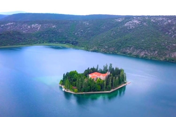 Хорватия ранее принимала отдельные категории граждан, а также туристов, на руках у которых есть ваучеры, подтверждающие наличие бронирований в местной гостинице и сертификат об отсутствии covid-19. Но с 3 декабря ситуация меняется и страна больше не будет принимать классических путешественников. Такая информация появилась вчера, 30 ноября, в рамках нового постановления правительства. Ниже предоставлена информация, кому всё ещё разрешено приезжать в Хорватию и на каких условиях. Эта мера будет действовать всего до 15 декабря текущего года. Далее ситуация, вероятнее всего, изменится в лучшую сторону. Страна по-прежнему разрешает приезжать гражданам, которые следуют с целью работы, учебы или по семейным обстоятельствам. Открытым на данный момент остается и транзит через Хорватию. Но при этом в стране нельзя задерживаться дольше, чем на 12 часов. Справка об отсутствии коронавируса должна быть у всех. Российские туристы приезжали в Хорватию, несмотря на отсутствие авиационного сообщения, о чём говорит статистика. В большей степени - это самостоятельные путешественники, которые строили свой маршрут с учетом ограничений и всех существующих возможностей. В 2020 году, по официальной информации, из России в Хорватию уехали примерно 24 000 путешественников. В основном речь идет о летних прибытиях. Туристы летали стыковочными рейсами через Лондон или Стамбул. У каждого был свой маршрут. Пока организованные туристы не обращают серьезного внимания на возможность покупки тура в Хорватию, так как не видят перспектив отдыха в этой стране. Бронирования есть и на 2021 год, сообщает АТОР.