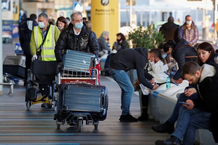 Британцы просят спасти их из аэропорта Германии - новые правила стали катастрофой