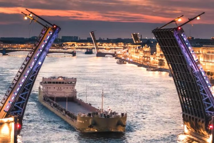 Роспотребнадзор призывает путешественников не приезжать в Петербург