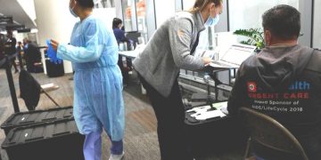 Пара села в самолет заранее понимая, что заражена