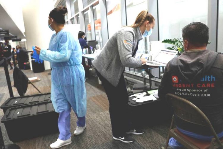 Пара села в самолет заранее понимая, что заражена