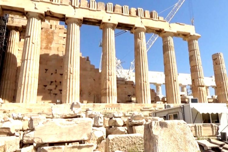 Акрополь стал еще одним объектом, намекающим на возобновление туризма