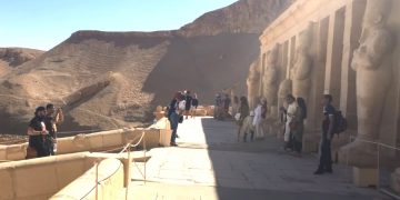 Туристы съехались в Луксор на зимнее солнцестояние - а как же пандемия?