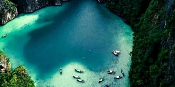 Туристка покончила с собой на карантине в Таиланде