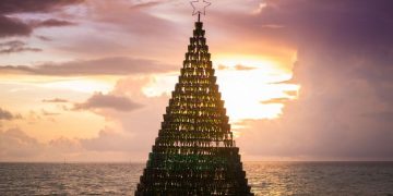 Плавающая елка мальдивы