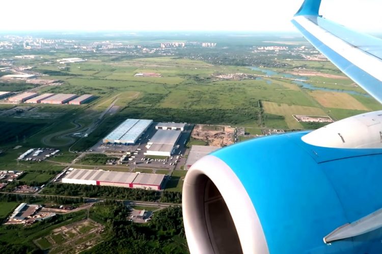 Авиакомпанию Победа критикуют за скандал с ребенком-аутистом