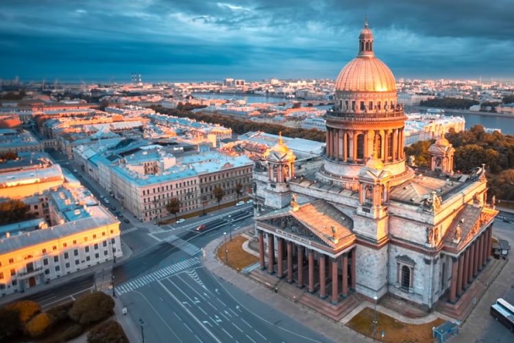 Ресторанам Санкт-Петербурга разрешили принимать туристов на открытых террасах