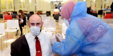 Emirates Group начала вакцинацию бортпроводников и пилотов