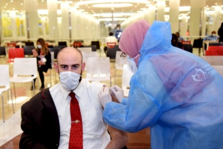 Emirates Group начала вакцинацию бортпроводников и пилотов