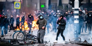 новость 27-01-2021 Протесты против ковидных ограничений прошли в Нидерландах