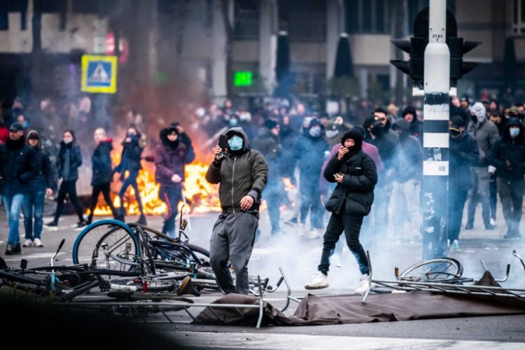 новость 27-01-2021 Протесты против ковидных ограничений прошли в Нидерландах