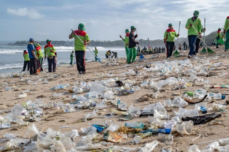 новость 06-01-2021 Пляжи острова Бали заваливает пластиковым мусором