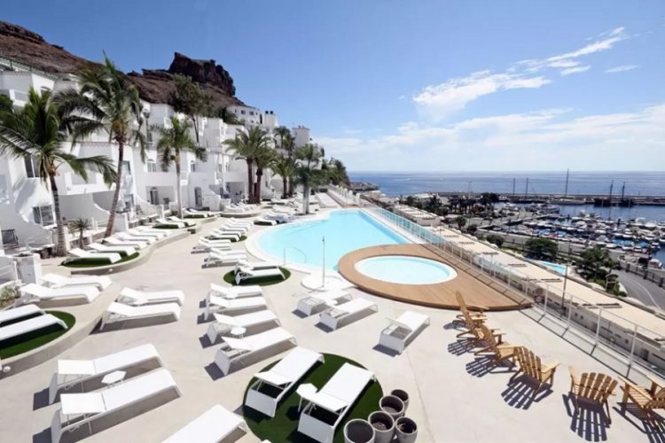 новость 30-01-2021 Туризм на Канарах умер. Пустующие отели наводнили мигранты