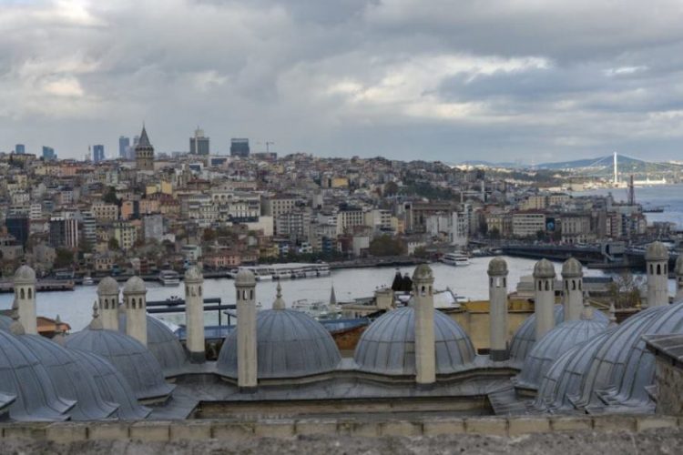 Из-за пандемии коронавируса в Турции ввели ограничения, но уже сообщили, когда их собираются снять. В глобальном понимании ситуация должна измениться в лучшую сторону после 15 февраля. Чиновники считают, что можно возвращать туристов и местное население к привычной жизни после того, как будет начато внедрение 2 дозы вакцины. Такую информацию сообщает газета Hurriyet со ссылкой на профессора Мустафу Некми Ильхана. Если первую дозу начнут вводить местному населению с 15 января, то через 28 дней можно ожидать начало введения второй дозы. То есть, примерно с 15 февраля можно рассчитывать на возвращение к нормальной жизни. Это означает, что введенные ограничения будет целесообразно снять единовременно. Представители туристического и отельного бизнеса Турции положительно восприняли такие новости. Предстоящий летний туристический сезон ожидают все. Если прогнозы экспертов окажутся верными, то сезон может быть весьма удачным. Турецкие отели и туристические фирмы могут избежать банкротства. Многие уже успели заявить, что находятся на грани. Нужно понимать, что комендантский час и карантин оказывает крайне негативное влияние на бизнес в Турции. Эта страна, как и Египет, сильно зависит от иностранцев. Многие отели были построены с ориентированием на определённые рынки. И как только эти рынки перестали прибывать, предприятия оказались на грани банкротства. Однако нужно понимать, что ранее принятые чиновниками меры стали причиной того, что ежедневное количество новых инфицированных коронавирусом упало до 1'500. В начале декабря ежедневно регистрировали около 7000 больных. Правительство Турции сообщило, что собирается развернуть масштабную программу вакцинации. Если этот процесс пройдет гладко, уже весной экскурсоводы будут проводить иностранцам экскурсии в полном режиме. Также турецкие эксперты сообщили, что вероятнее всего празднование Нового года не окажет серьезного негативного воздействия на течение пандемии коронавируса. Однако более подробная информация появится в середине января.