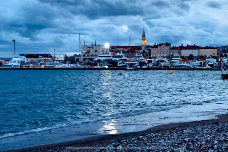 Туристам рекомендовали быть осторожными, публикуя посты о Черногории в соцсетях